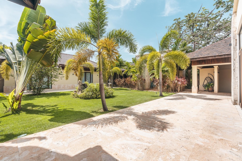 Mesmerizing Villa With Jacuzzi Maid in Cap Cana