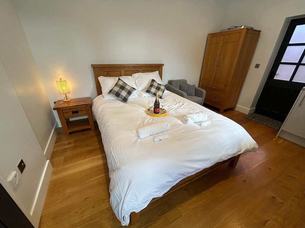 Romantic King Bed Countryside Couples Cabin view 5