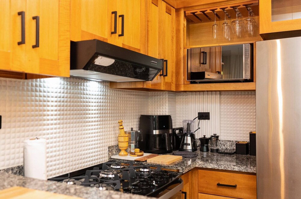 Dream Stay - Pool & Gym - 10min Airport & Homs