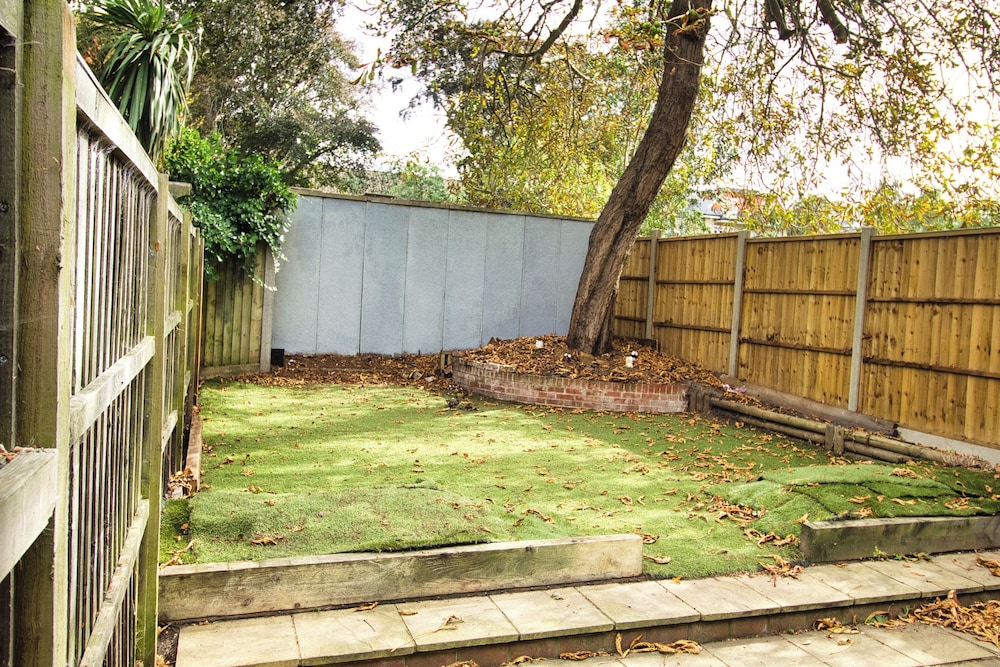 3 Bed Semi - Sleeps 5 - Parking - Pets - Garden