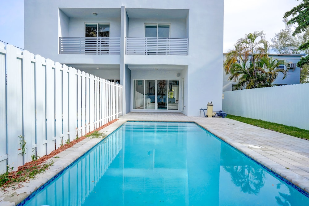 4BR Pool Townhome Duplex by Jos17 view 5