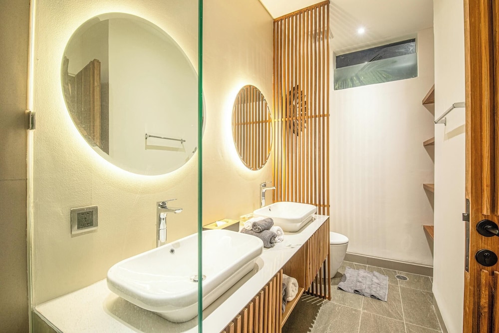 Luxury 5BR Retreat, 400m From Café Del Mar Shore