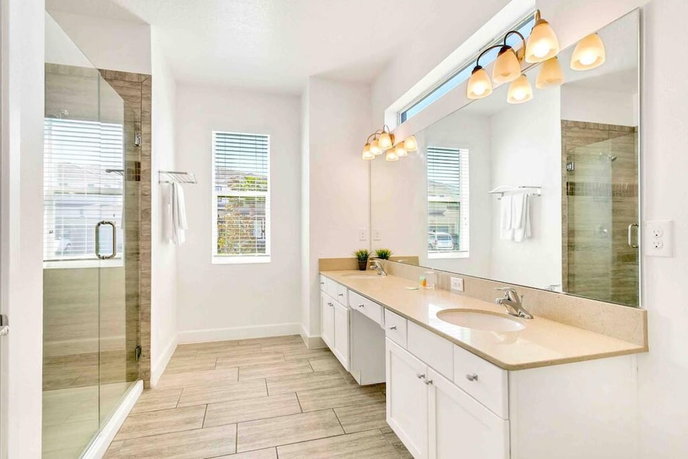 Super Size - 11br Spacious Home w Pool HOT TUB