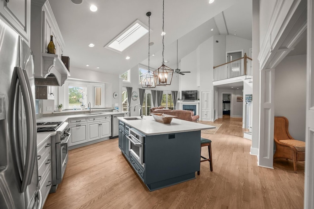 Elegant, Marsh-front 5-bed, 4-bath Home, Sleeps 12