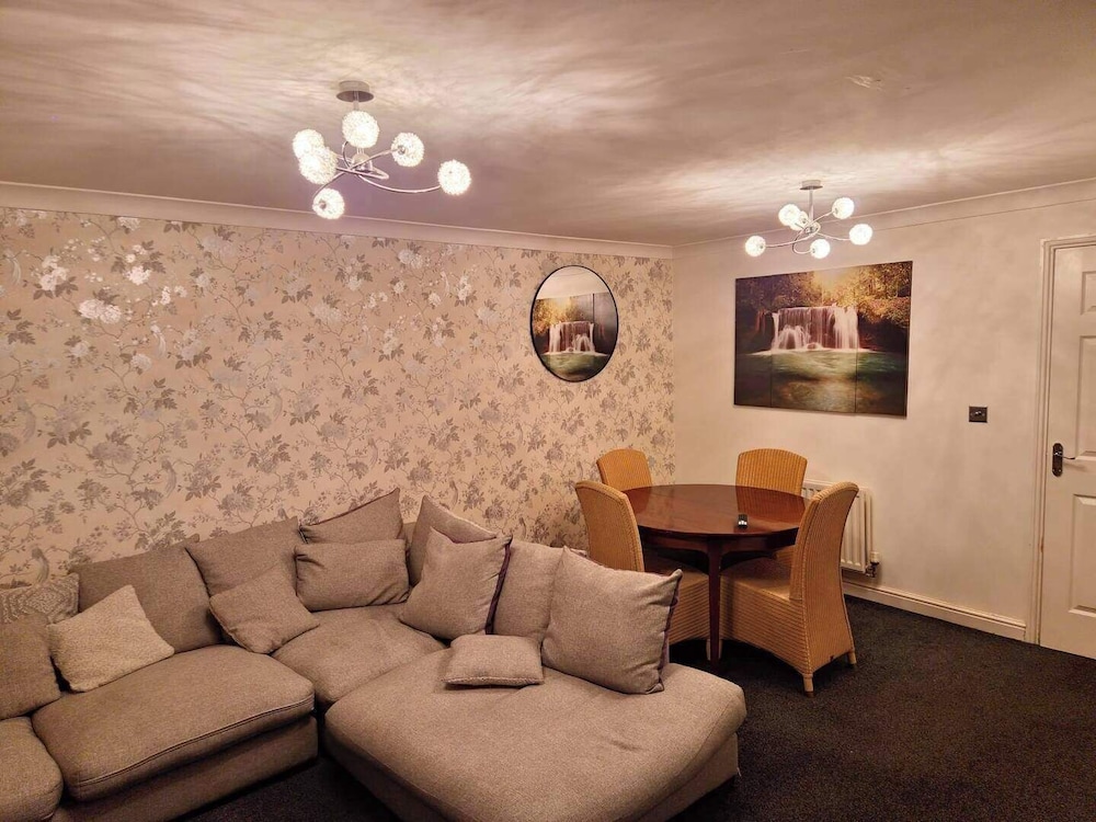3 Bed House - Sleeps 6 - Parking - Wifi