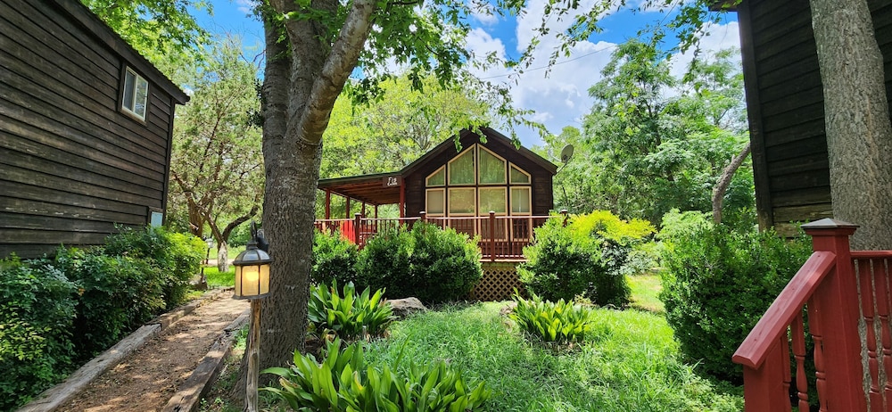 Mendelbaum Winery Guest Cabins
