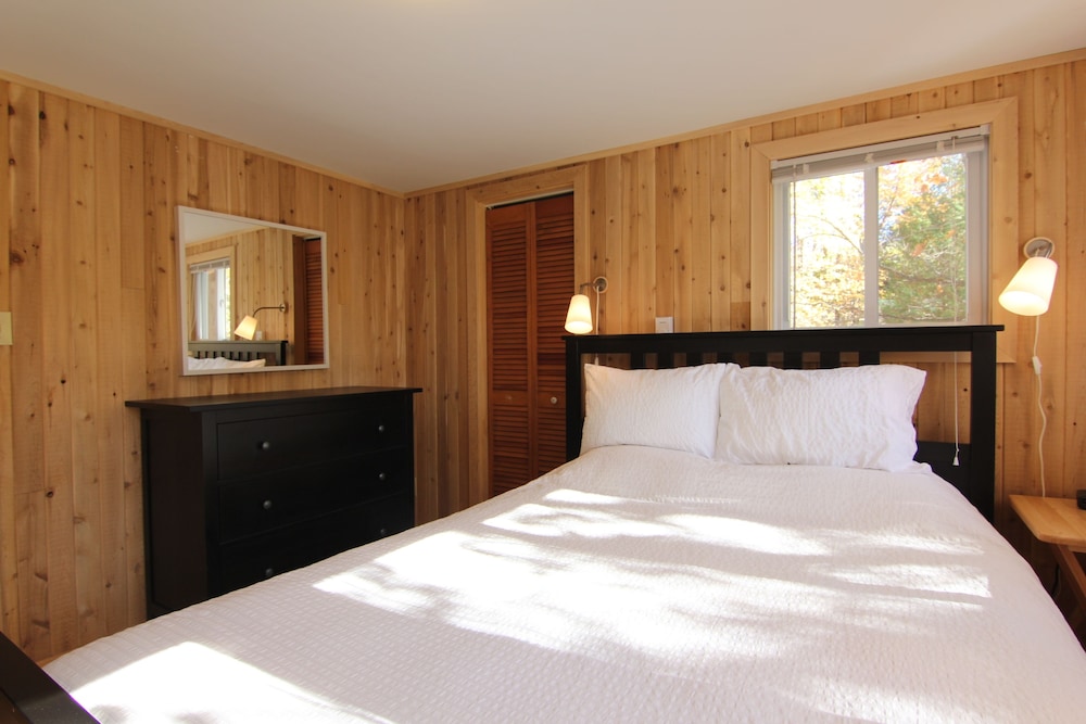 Birch Cliff Lodge on Baptiste Lake