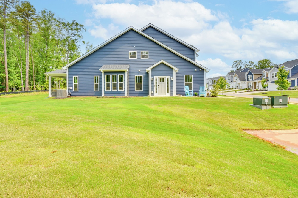 5 Mi to Memorial Stadium & Beach: Modern Townhome