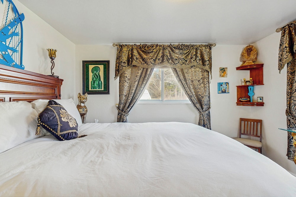 Unique 3br: Mountain Views, Hot Tub & Wood Stove
