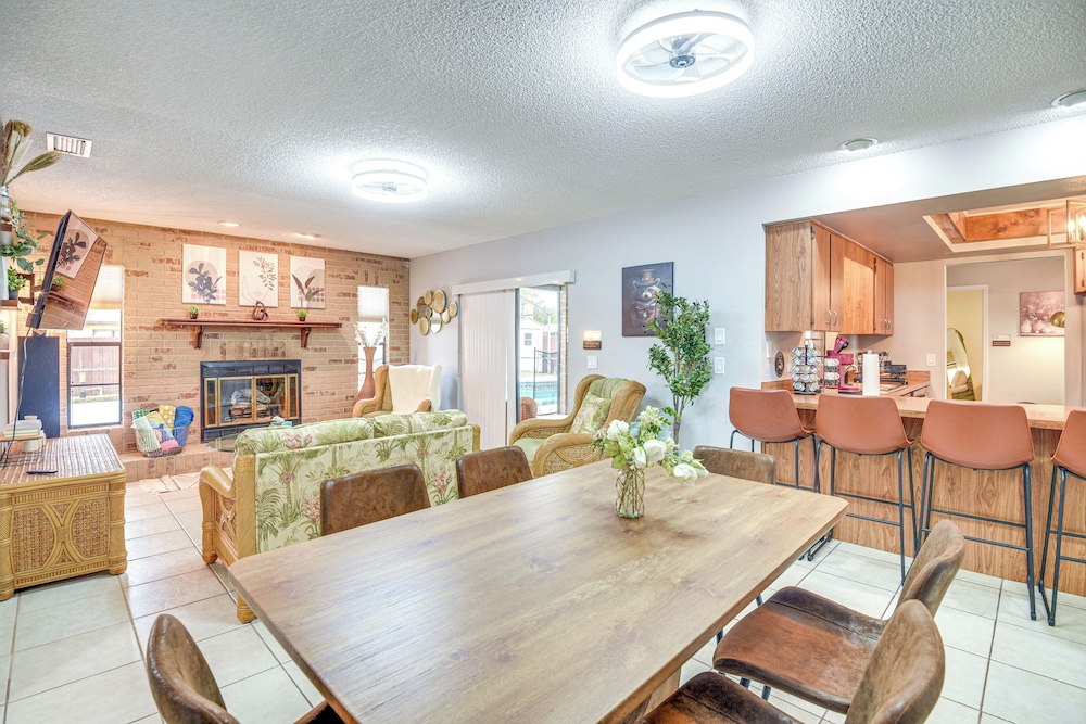 6 Mi to Gemini Springs Park: Chic Home w/ Pool!
