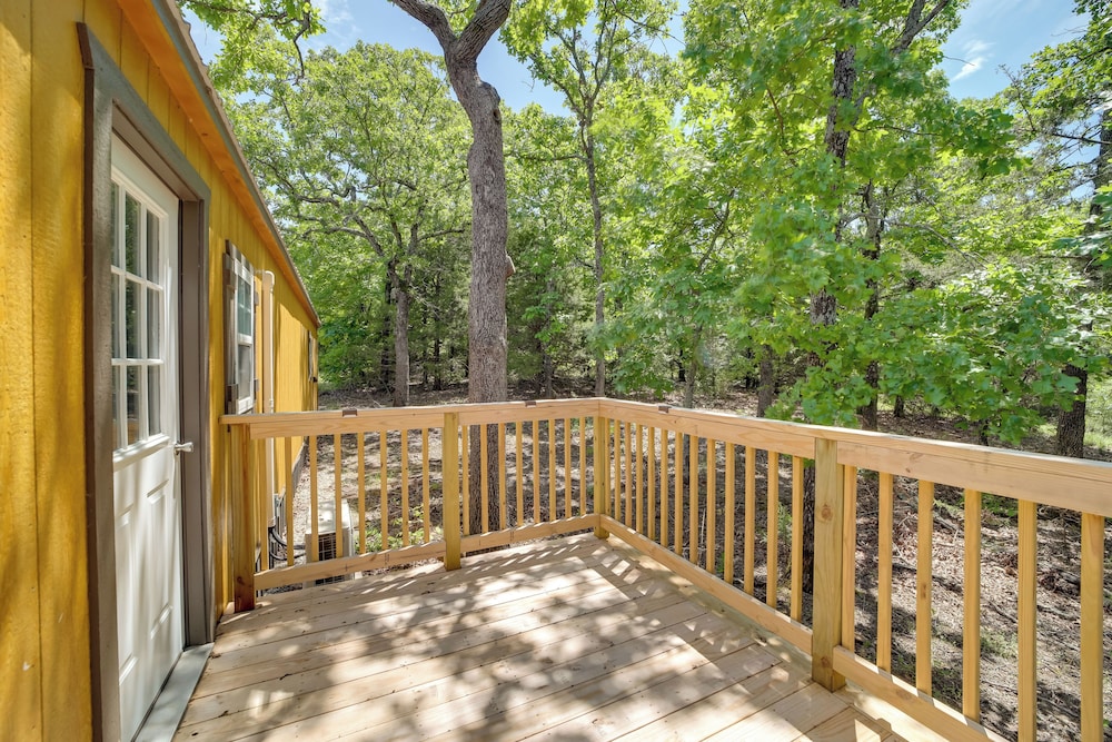 Cabin in Petrified Forest Near Eufala Lake!