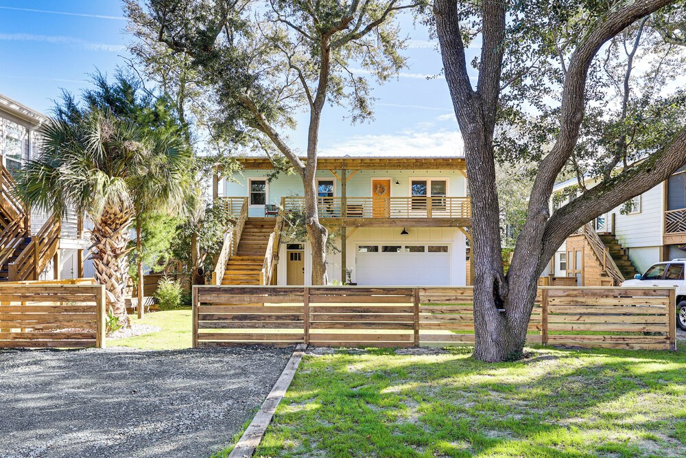 3 Blocks to Beach Access: Coastal Carolina Apt