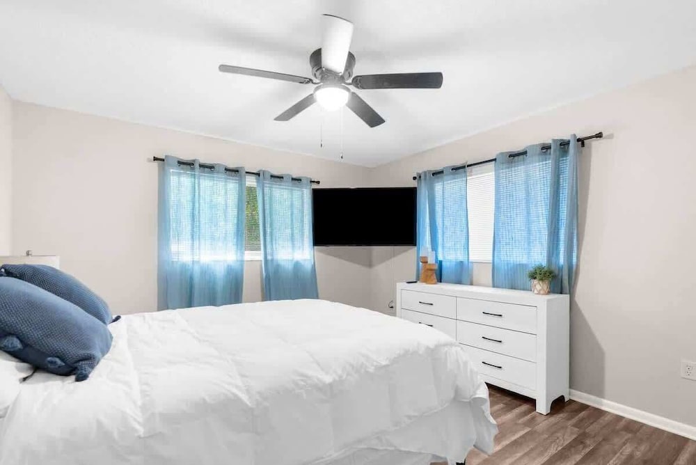 Hudson Retreat, 3 Bedroom Pool Home!