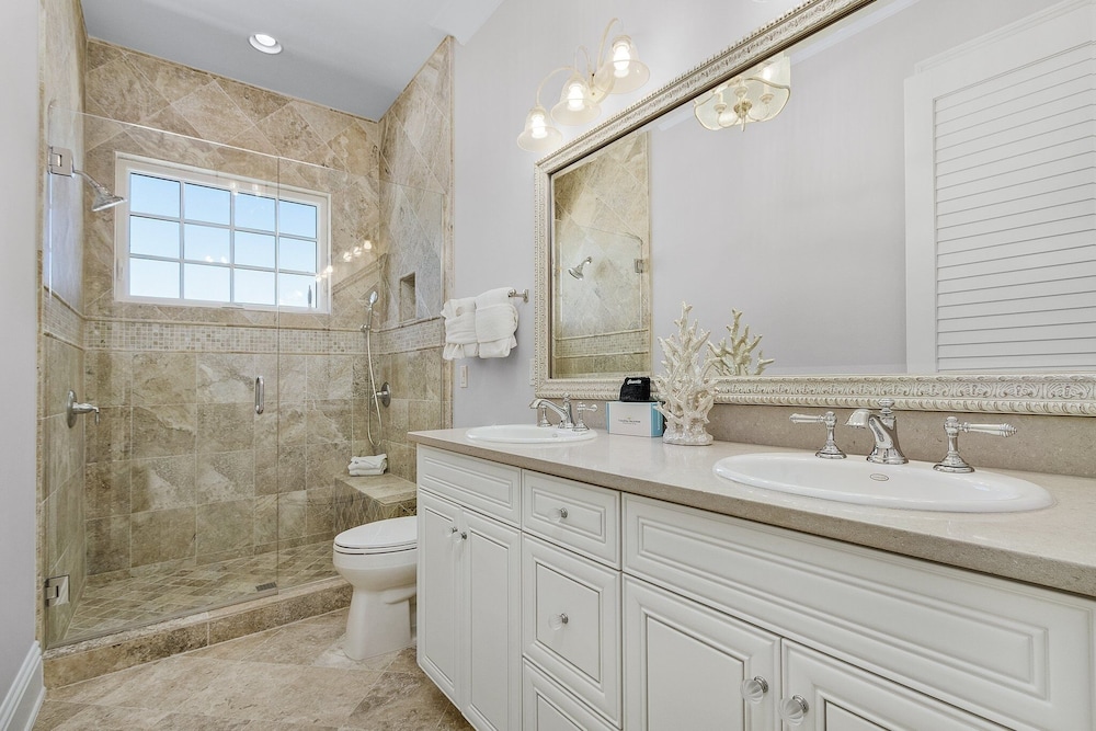 260 Coastal Luxe Retreat: 5bd/4.5ba, Pool & Spa, Water Views 5 Bedroom Home