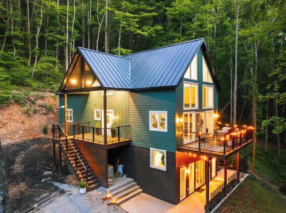The Greenhouse With Indoor Slide Close to Hocking Hills