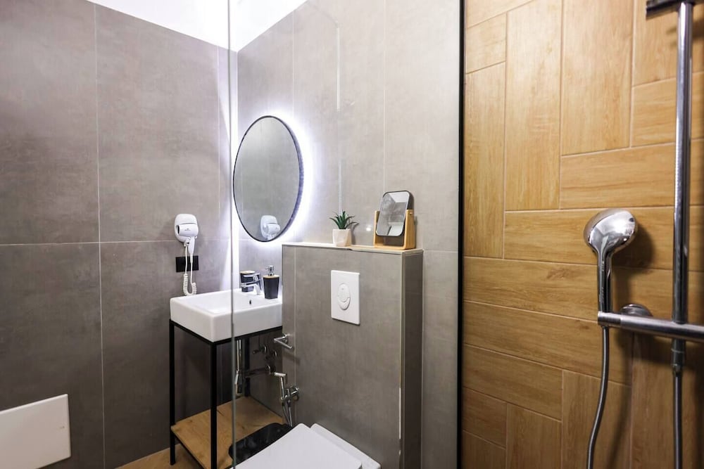 Grandstay Central 105