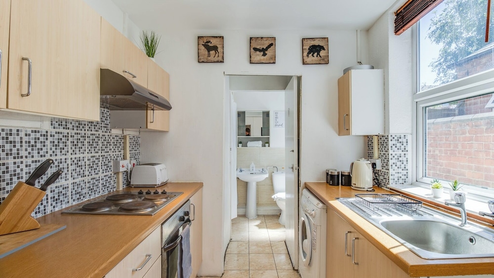 Stayzo House Accommodation - Coventry Free Parking
