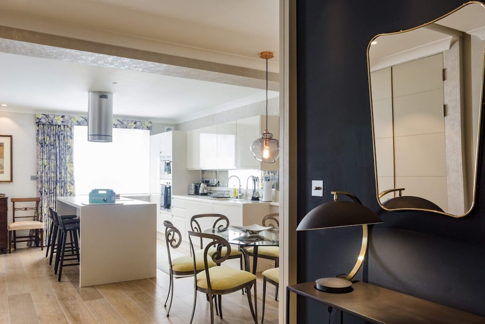 Beautiful 2 Bed 2 Bath Flat in South Kensington