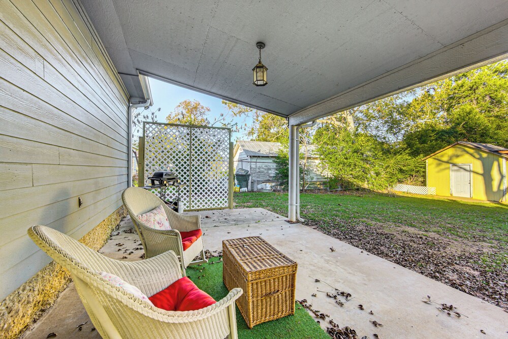 3 Mi to Downtown Tyler: Home w/ Fenced Yard!
