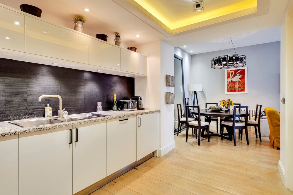 Luxe 4-bed Mews Home - 10 min to Harrods