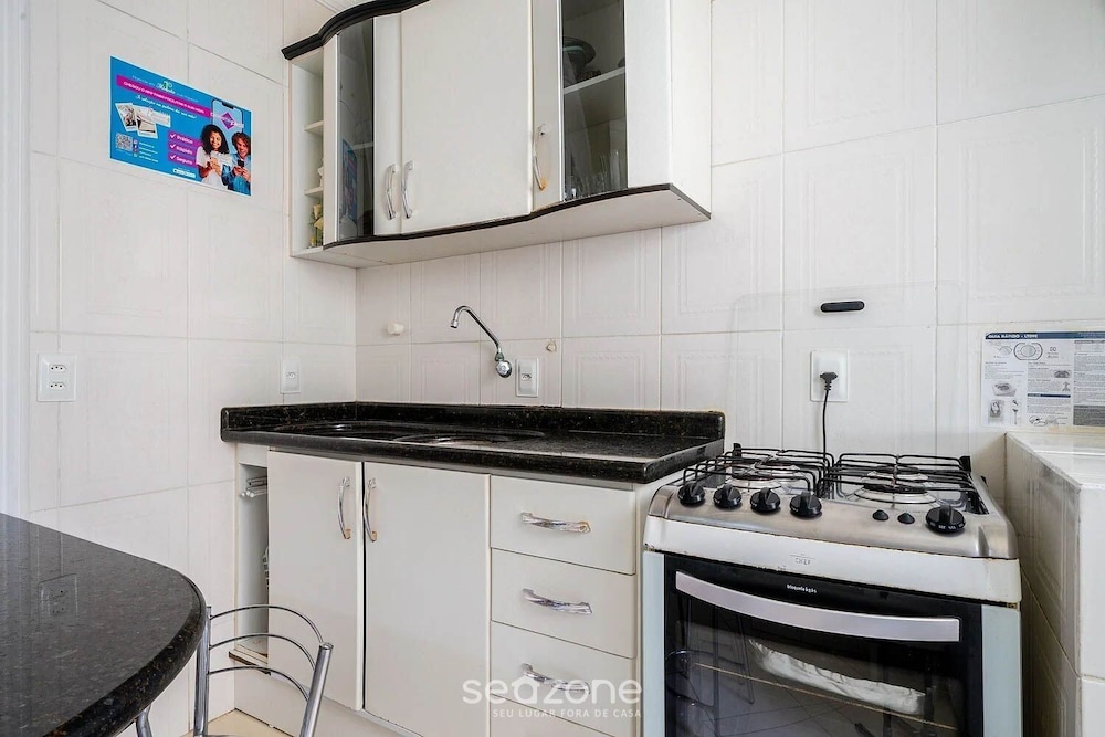2 Bedroom apt 100m From th Central Beach BC Edg402