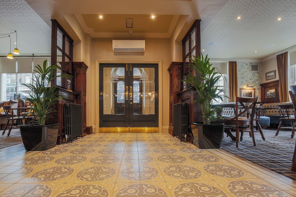 Norfolk Arms Hotel