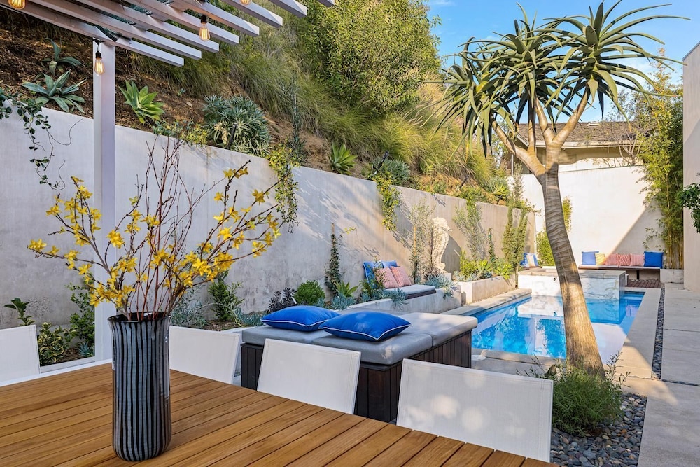 Belle Horizon - Modern Villa With Expansive Balcony and Views