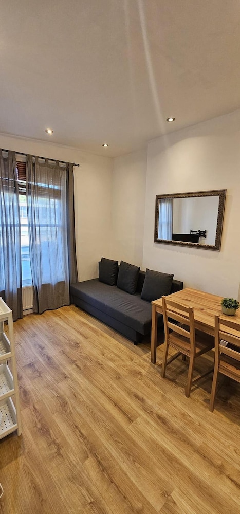 London Charm - Moscow Road Apartment