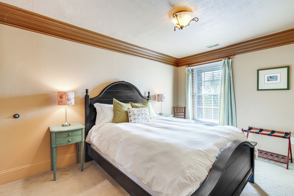 Private Hot Tub: 'bays View Lodge' in Kingsport!