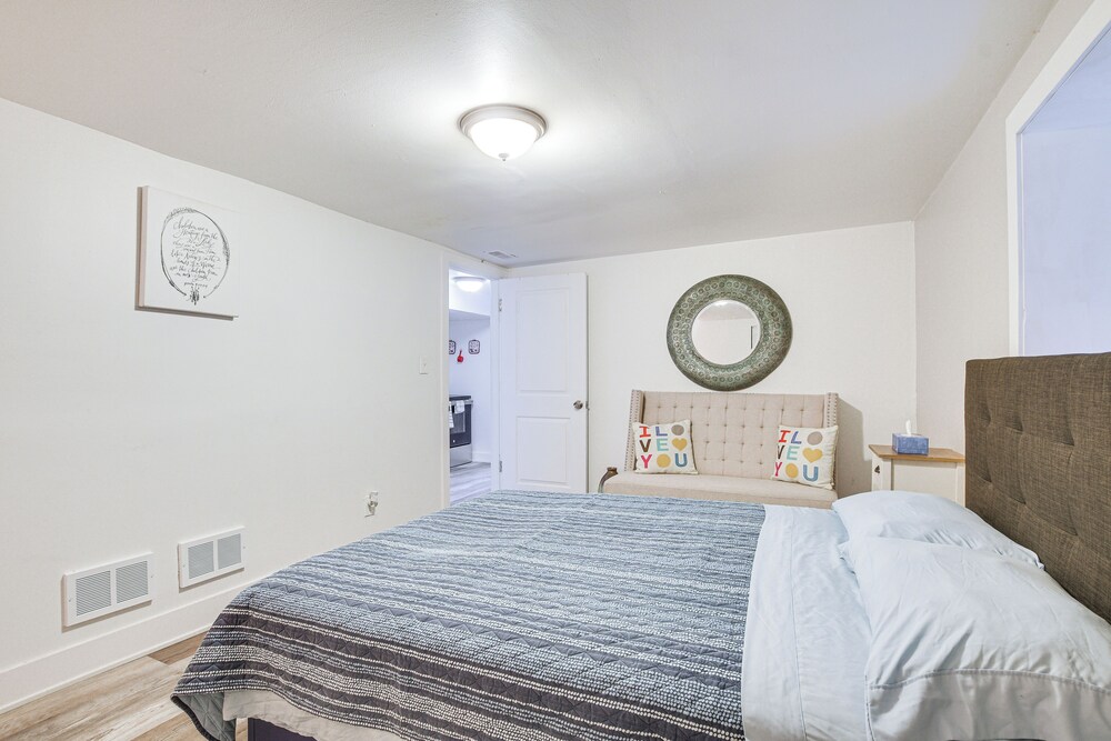 < 2 Mi to Uchicago: Pet-friendly Getaway w/ Yard