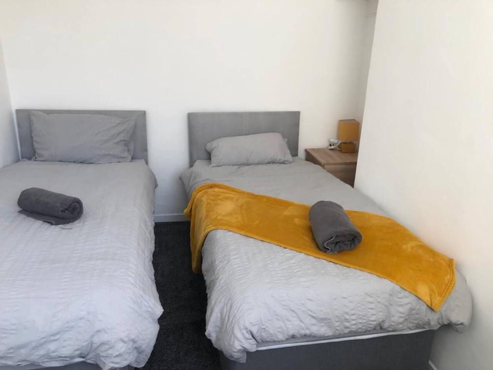 2 Bed House Near Anfield Stadium view 4