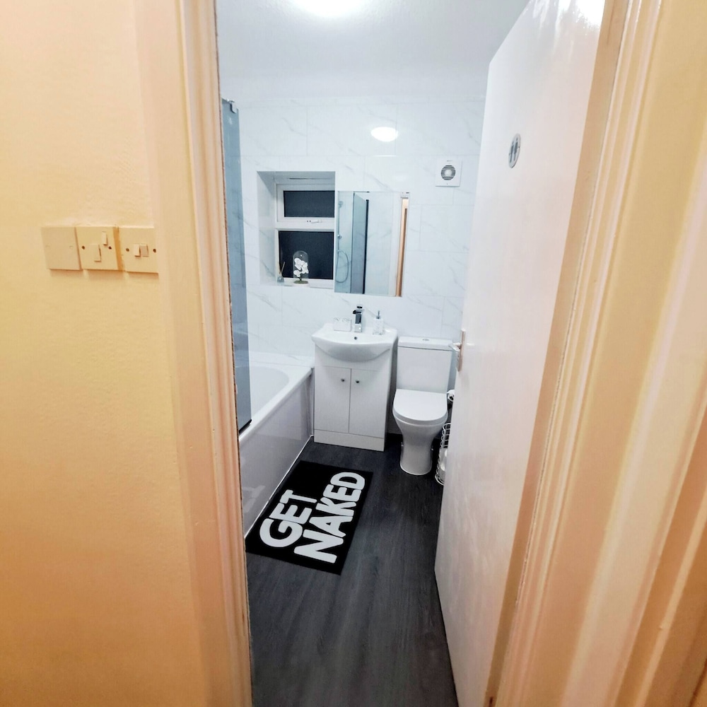 Cozy 2BR Home Pets Welcome Free Parking & Wifi