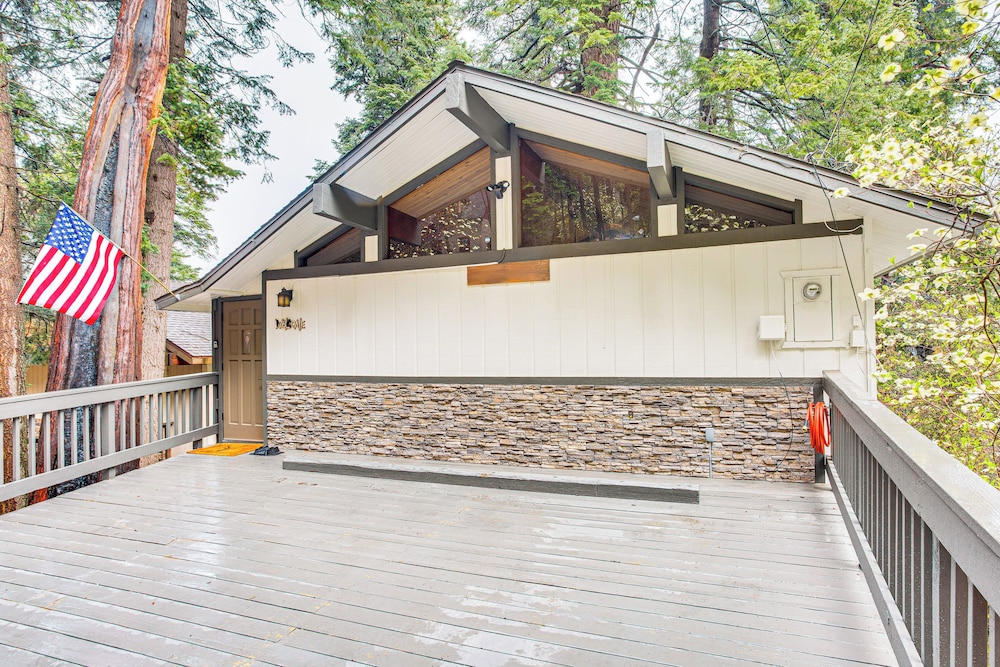 3 Mi to Lake Arrowhead Village: Pine-view Home!
