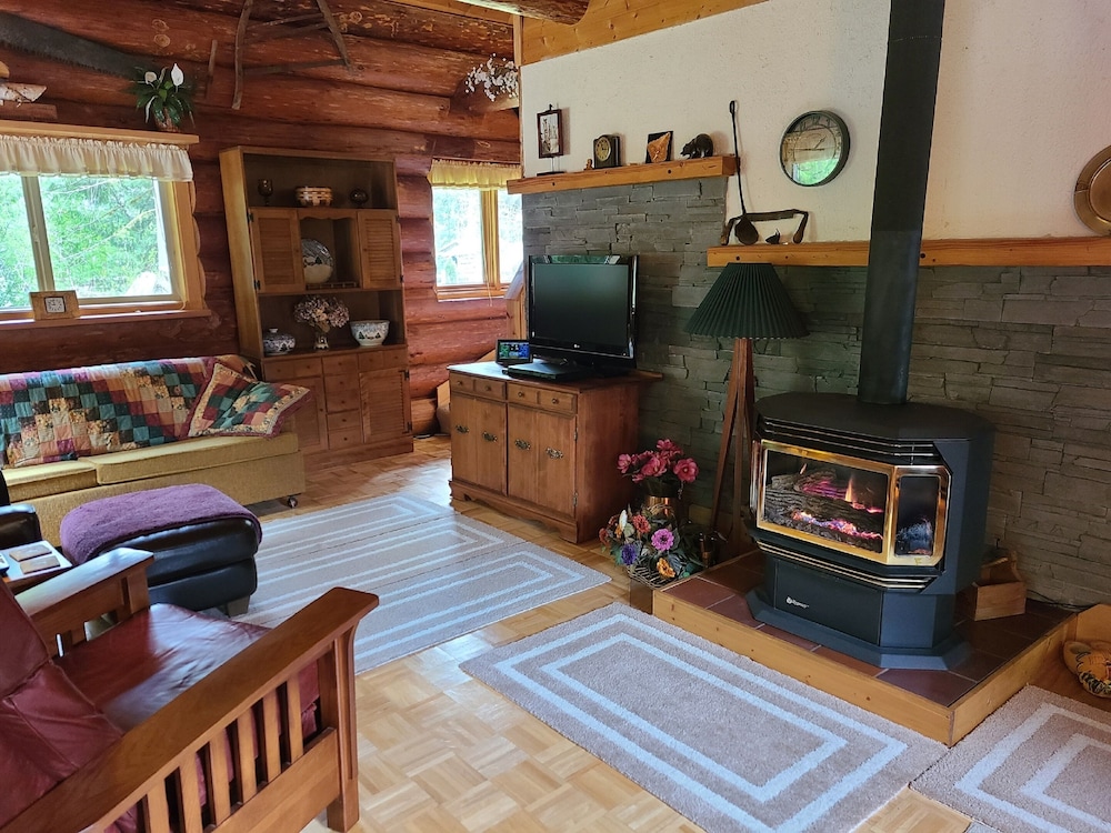 Two Bedroom Real Log Cabin With Wifi and EV Char ger