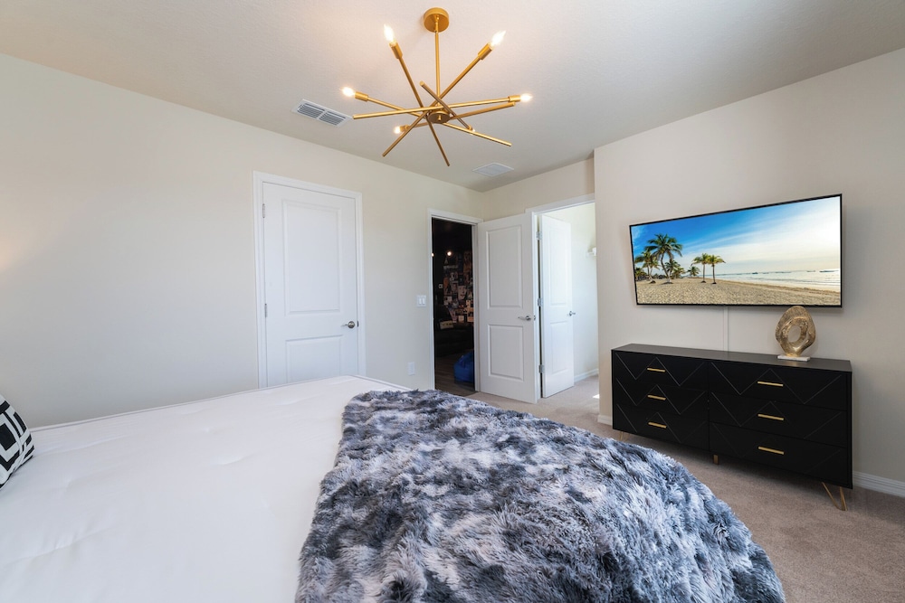 Spacious 9BR Villa Home Theater Pool