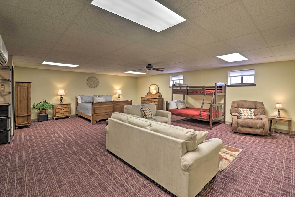 Roomy Multi-family Retreat in Dtwn Mountain Home! view 3