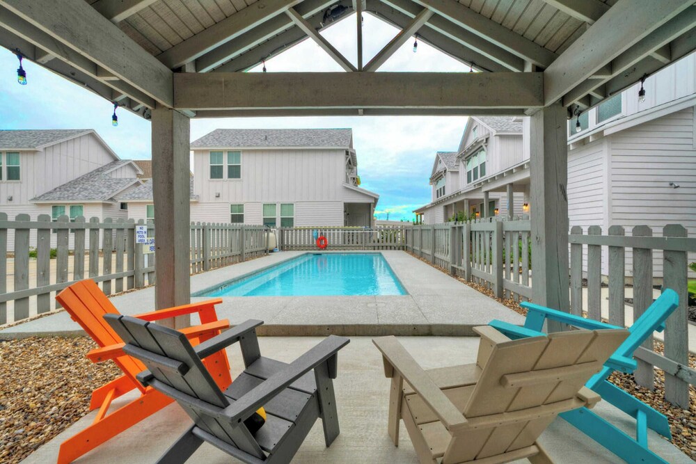 Sleeps 20 2 Homes in Mercer Village w/ Pool Heart of Old Town, Walkable