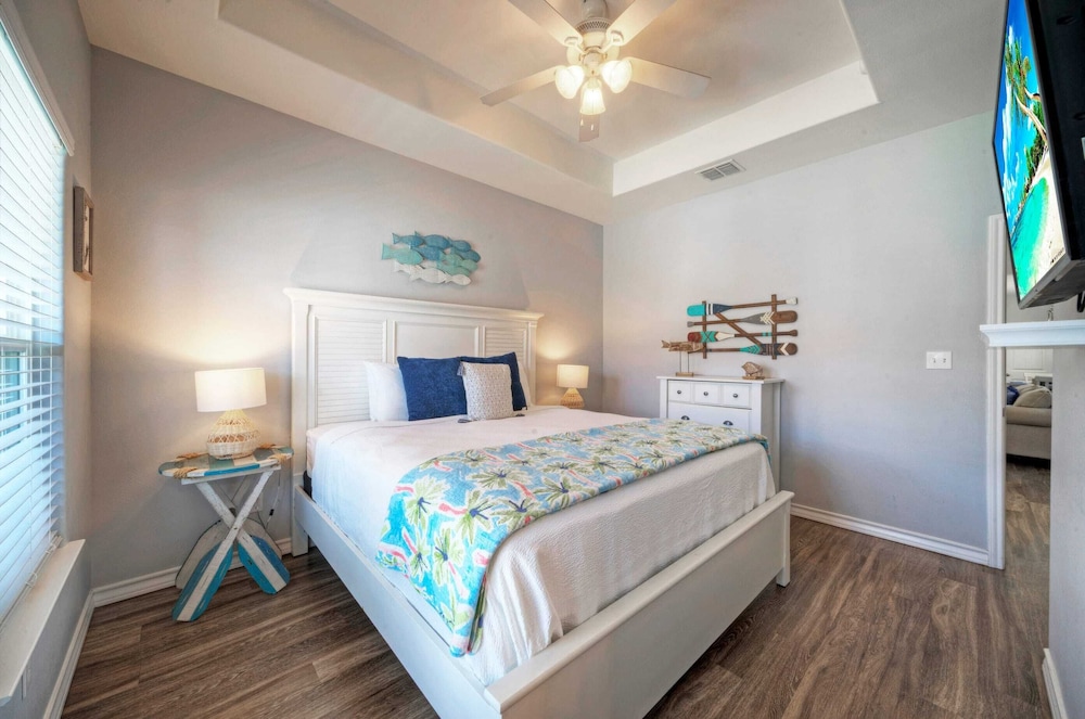 Sleeps 29, 3 Homes Beachside Resort Pool, Walk to the Beach