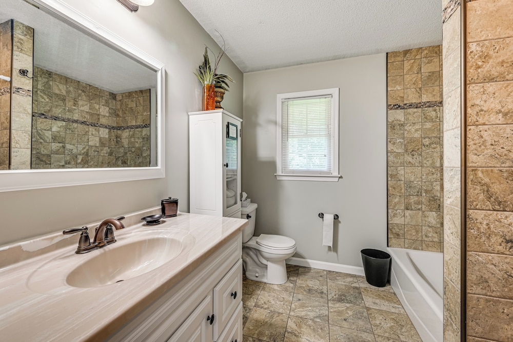 Golf Course Views & Games Galore - Vine Grove Gem!
