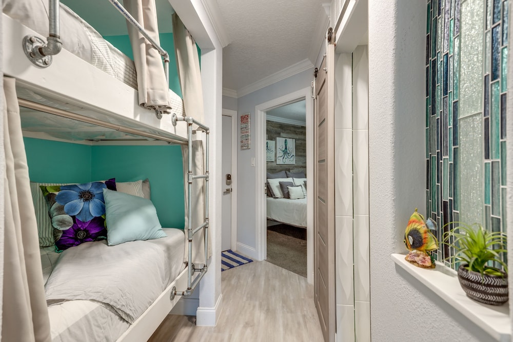 Steps to Galveston Beach: Condo w/ Pool Access