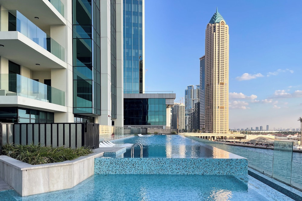 SIMPLY COMFORT Missoni Top Floor with Sea, Canal and Burj Khalifa Views