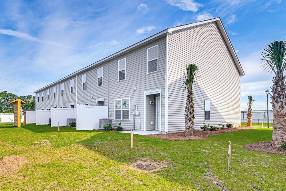 3 Mi to Shore: Family Townhome in Surfside Beach