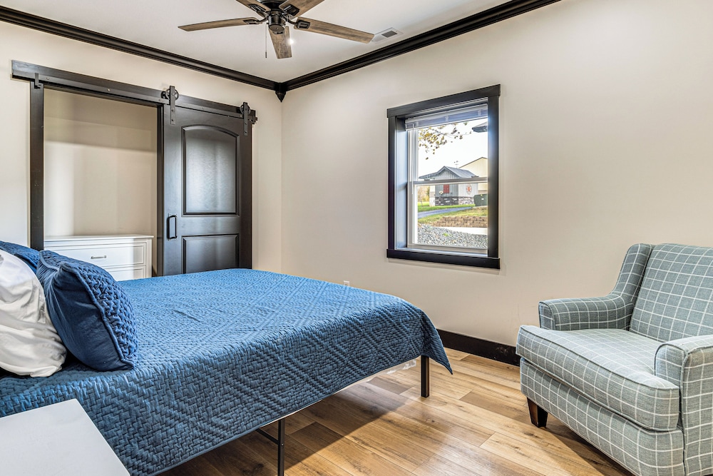 Sleek Montgomery Apartment: Shared Game Room view 3