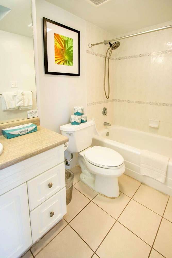 Waikiki Banyan - Moutnain View Tower 2 Suite 1205