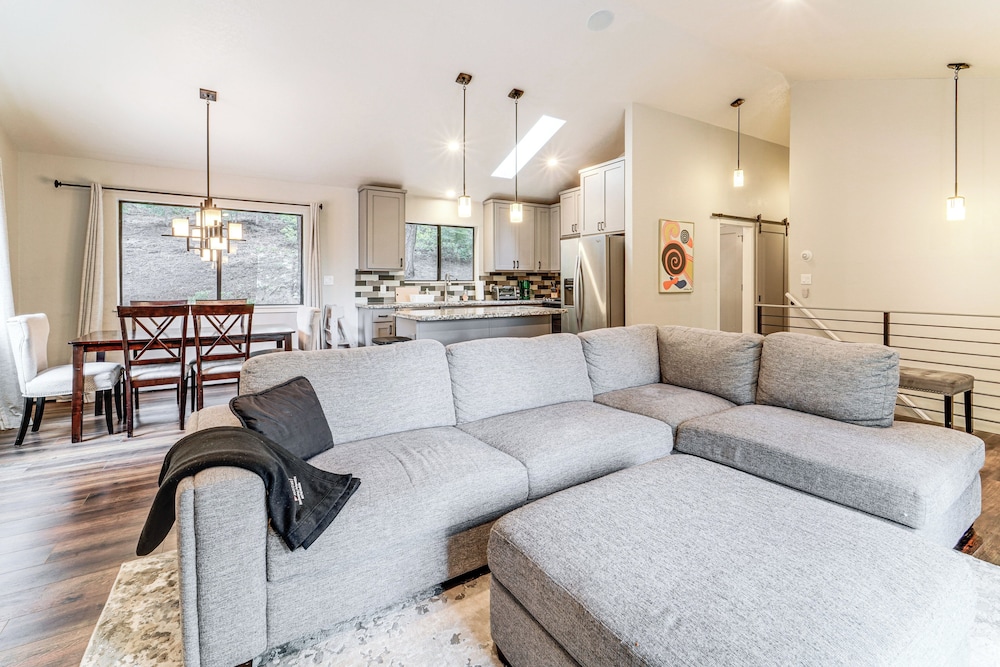 3 Mi to Diamond Peak: Mtn-view Home w/ Fireplace