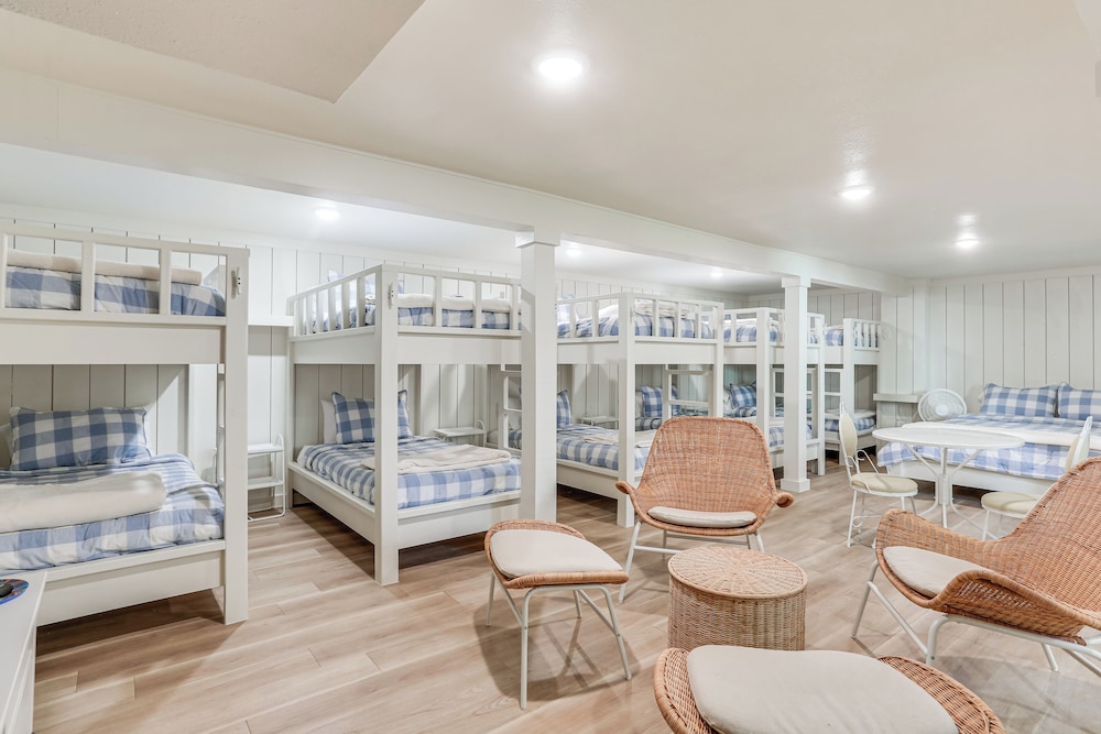 Walk to Lake Texoma: Kingston Retreat w/ Deck!