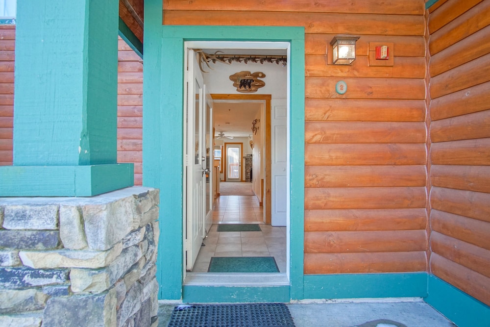 Camp 4 #2: 2 Bedrooms, 2.5 Baths: Slope Side, Gas Fireplace