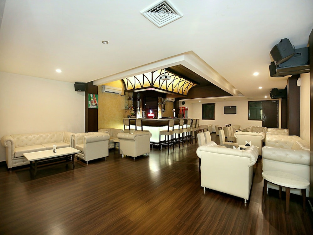 OYO 12989 White Diamond Hotel
