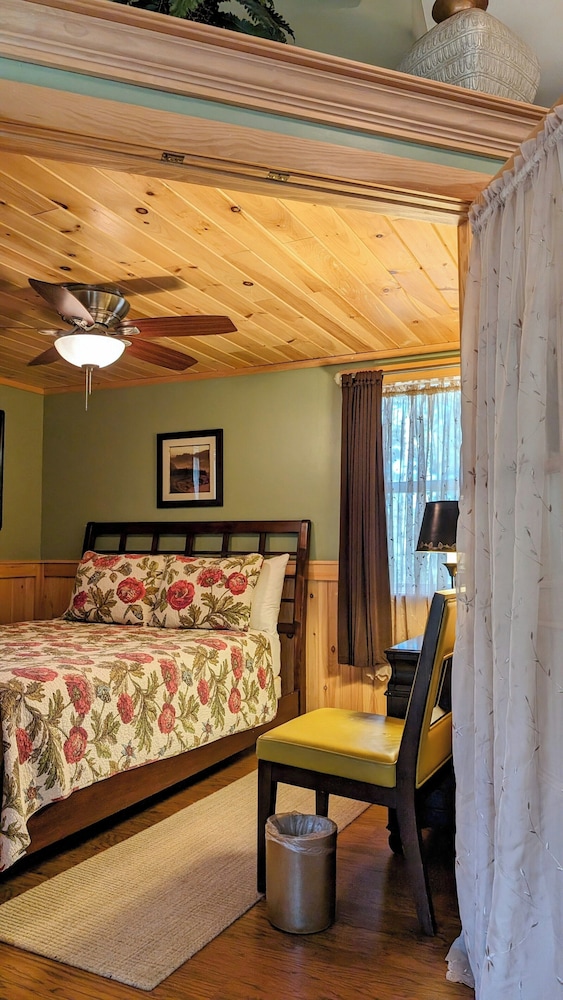 Hinckleys Dreamwood Cottages