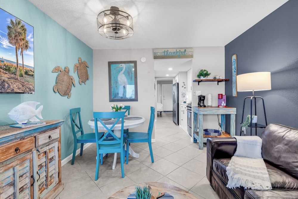 Oceanfront Resort, Great Views, King Bed, 7 Pools!
